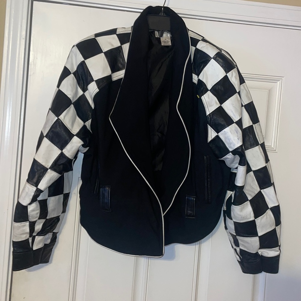 a RARE 1980s beauty. 100% leather shell with polyester lining. is missing a belt